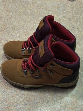 Woman's Ozark Trail Waterproof Suede Hiking Boots Like New Size 9.